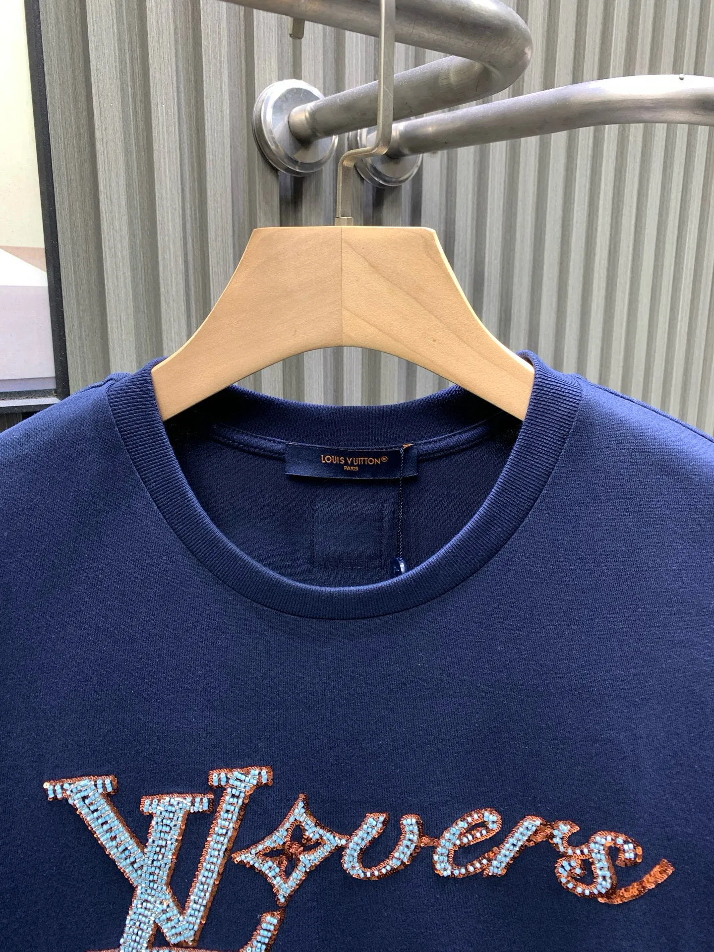 🅿️240 🀄️ Louis Vuitton 1V 2025 new hand-beaded embroidered short-sleeved T-shirt 40S pure cotton plain 100% cotton fabric 280g This T-shirt is made of soft cotton and uses beaded embroidery to express the 1V Lovers logo. It can inject an elegant atmosphere into daily looks. The fabric has good breathability and sweat permeability and can absorb sweat and micro-perspiration from human skin. It is more comfortable to wear in summer without sticking to the human body, and truly achieves breathable and sweat-absorbing effects. Sequin embroidery is also called bead embroidery or sequin embroidery. It is a type of embroidery machine. Materials with a hard texture, flat surface and high smoothness are selected to place the sequins on the fabric in the specified direction. At the same time, the embroidery needle pierces the fabric at the center of the sequins to fix the position of the sequins. The beaded part has a protruding three-dimensional surface, forming a full, embossed and undulating effect. The three-dimensional texture beads that add patterns are dyed with the original color to create a gradient beading effect. The color effect is saturated and bright, covering the entire surface and achieving the original effect. The number of particles is clear, and the overall three-dimensional effect is outstanding.